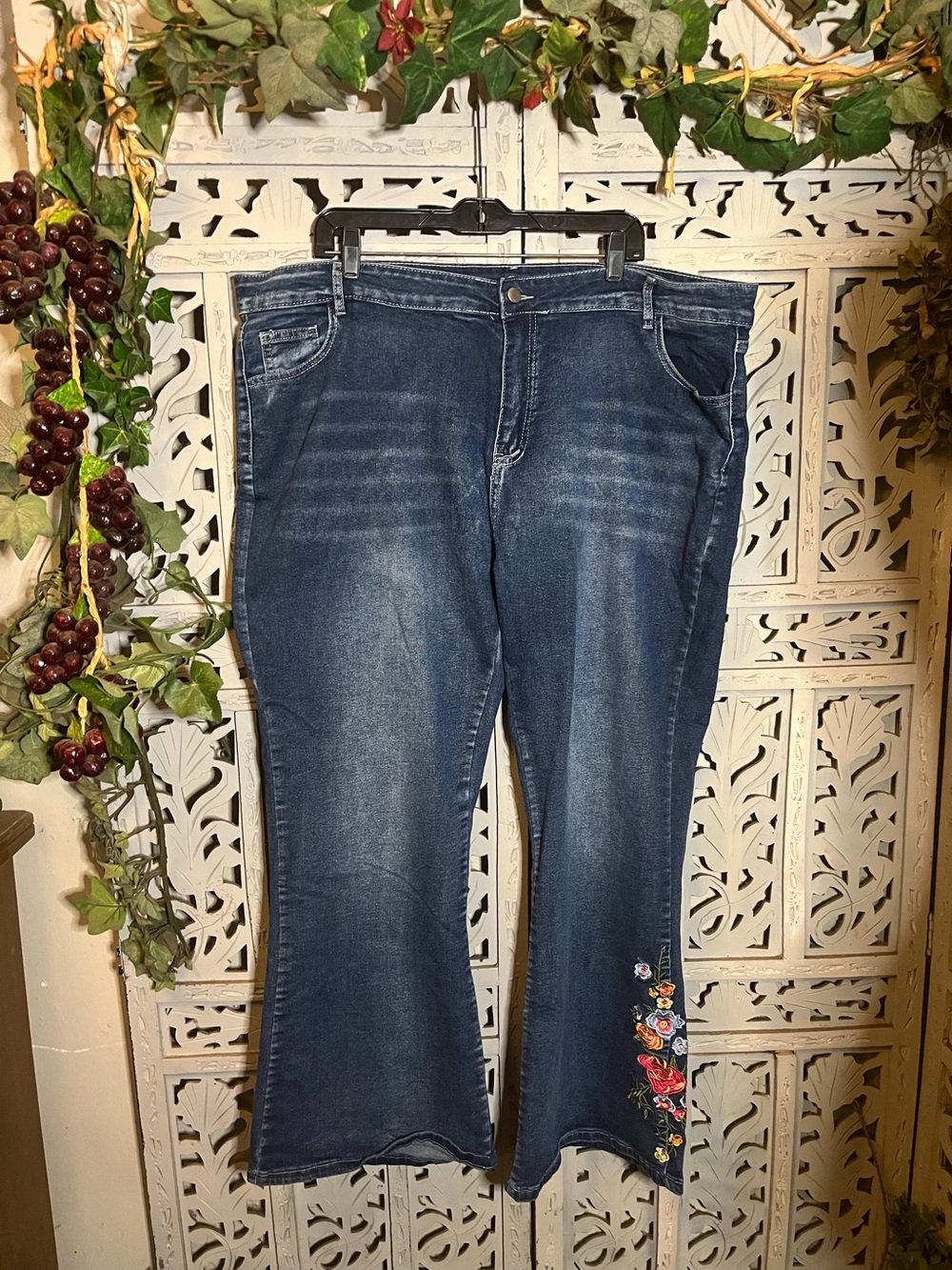 NEW! AWESOME DENIM BLUE MEDIUM-WASH WITH FLORAL EMBROIDERY PLUS SIZE JEANS